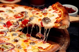 Homem é condenado a 5 anos de prisão por pagar pizza com dinheiro falso no Paraná (29/07/2025)